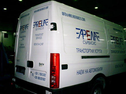 Надписи за автомобили със спазено изискване за дублиране на кирилица