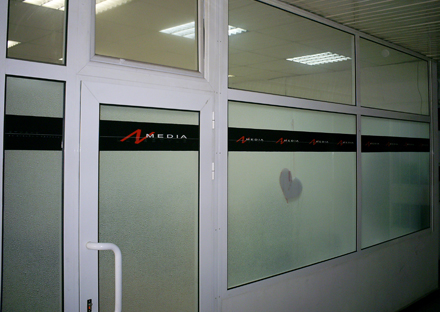 Стикери за витрина